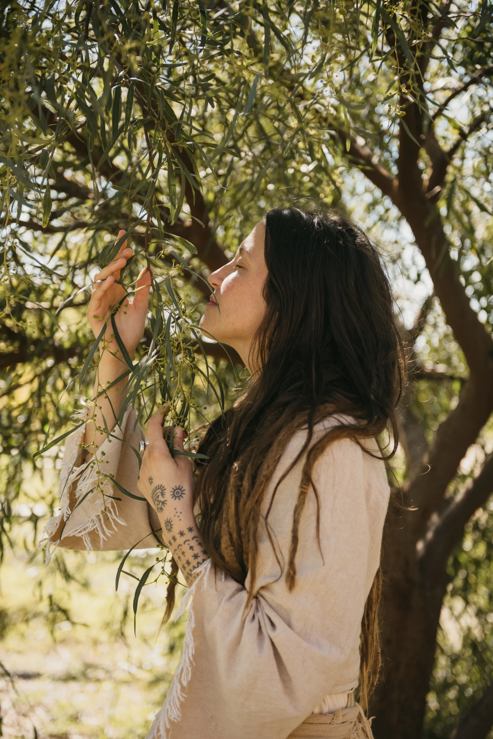 Sesión de tatuaje ceremonial guiada por Xiemara del Oso